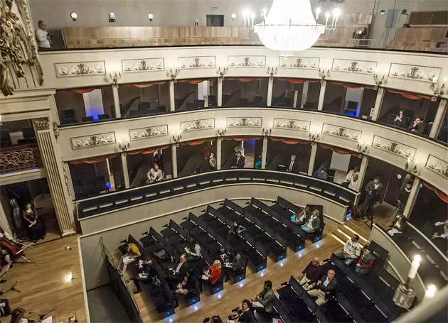 La platea con público