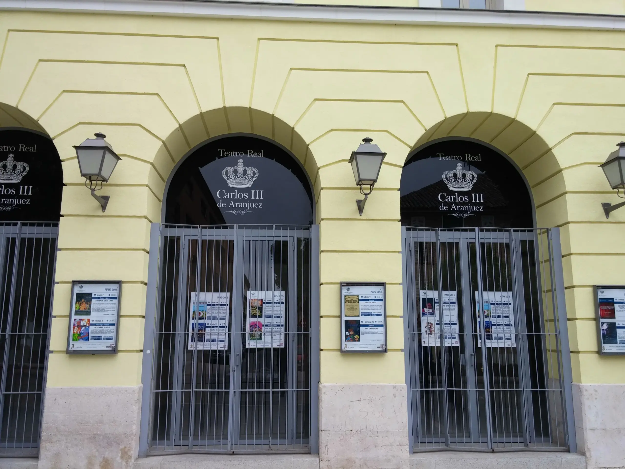 La fachada y las carteleras