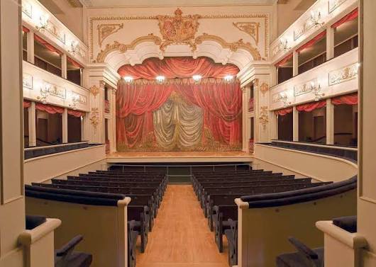 Telón de boca pintado del Teatro Real Carlos III de Aranjuez, bajado sobre el escenario