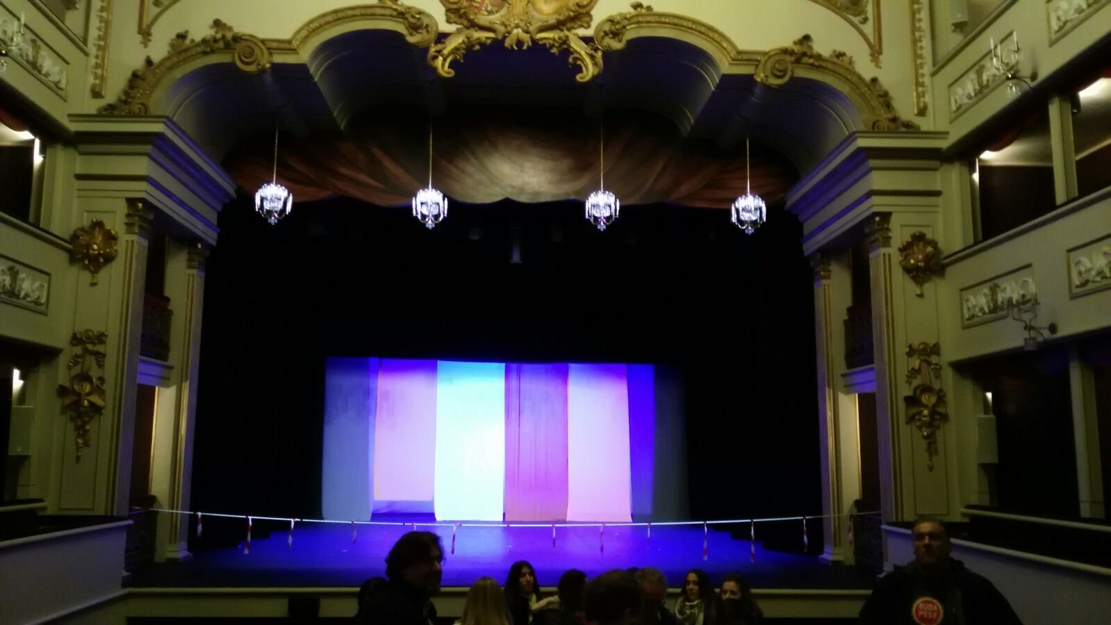 Escenario del Teatro Real Carlos III visto desde la platea, con los palcos laterales