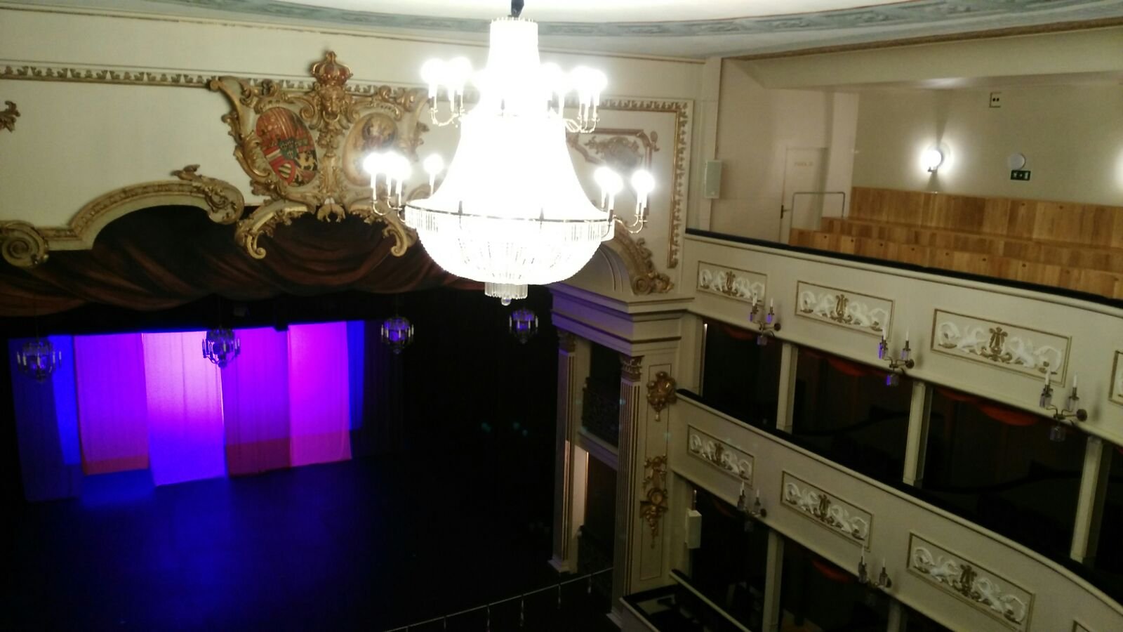 Lámpara de araña y palcos de la sala del Teatro Real Carlos III