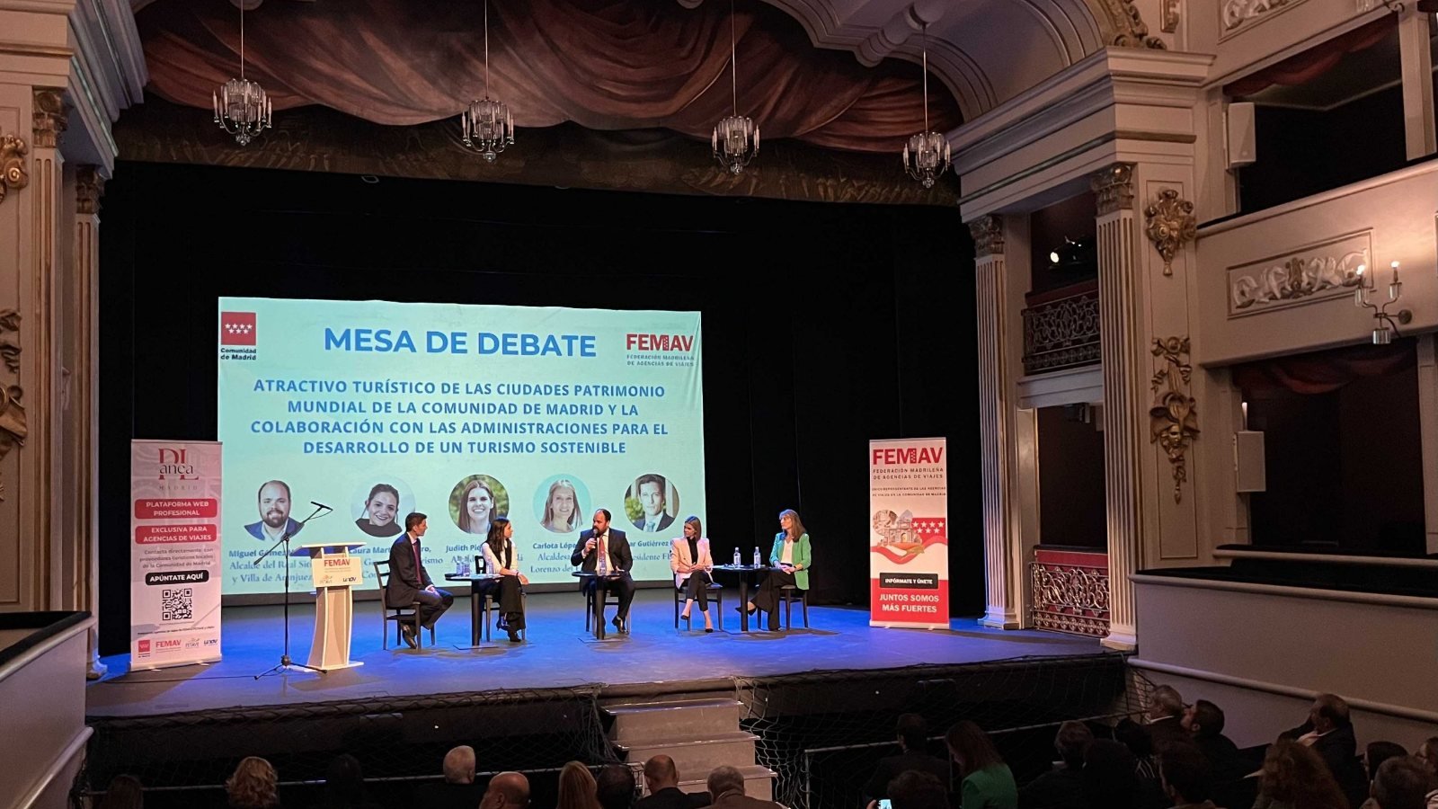 Mesa de debate sobre el escenario del Teatro Real Carlos III de Aranjuez, con el público ocupando el patio de butacas