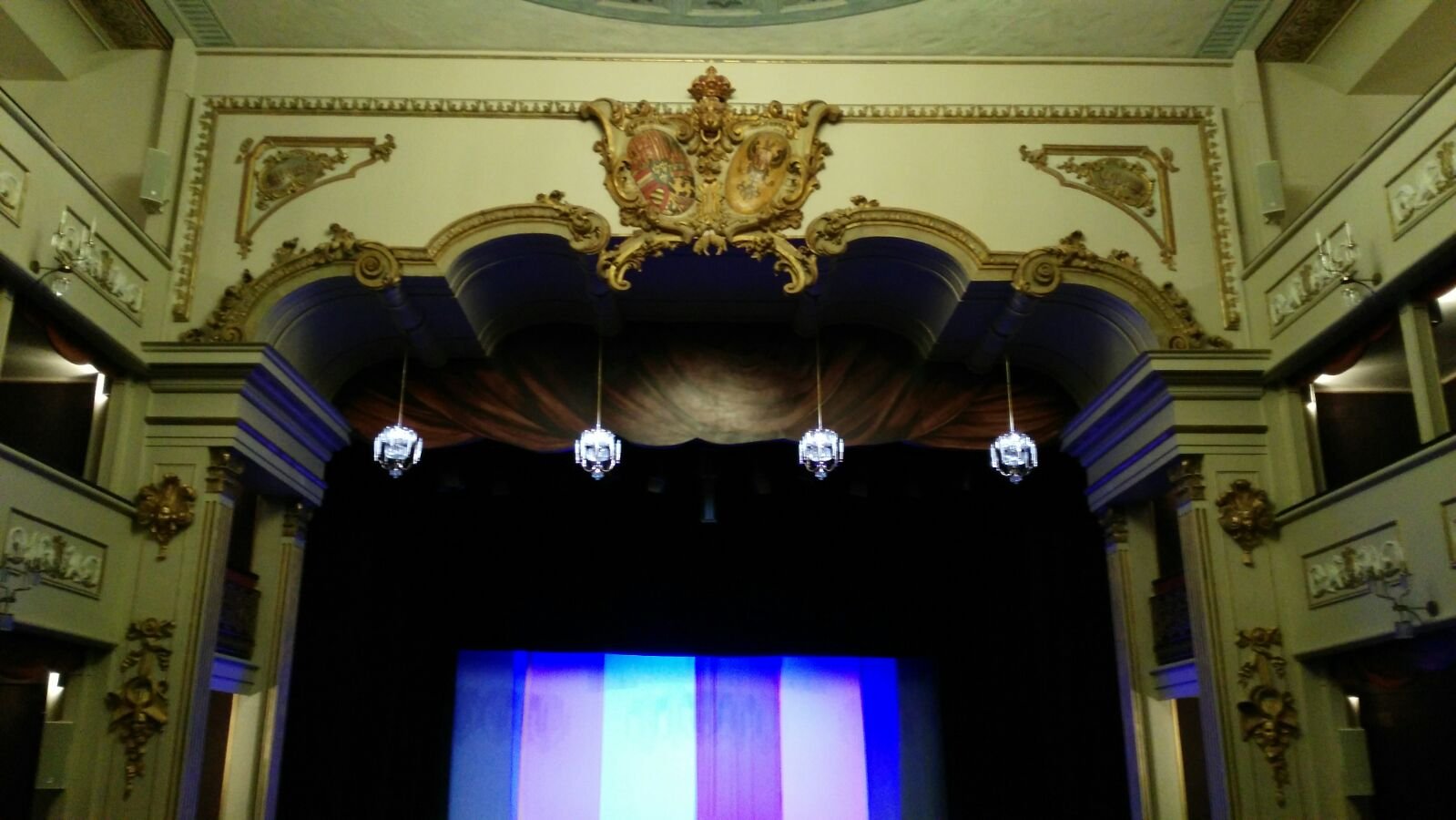 Sala del Teatro Real Carlos III vista hacia el escenario, con el arco del proscenio dorado