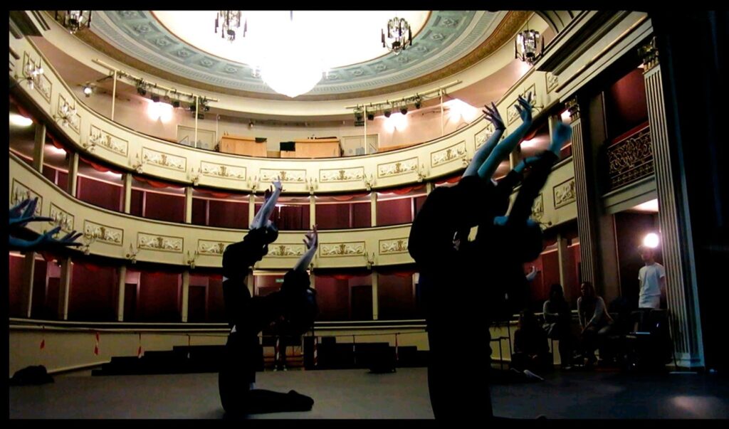 Intérpretes sobre el escenario del Teatro Real Carlos III de Aranjuez, con los tres niveles de palcos en herradura al fondo